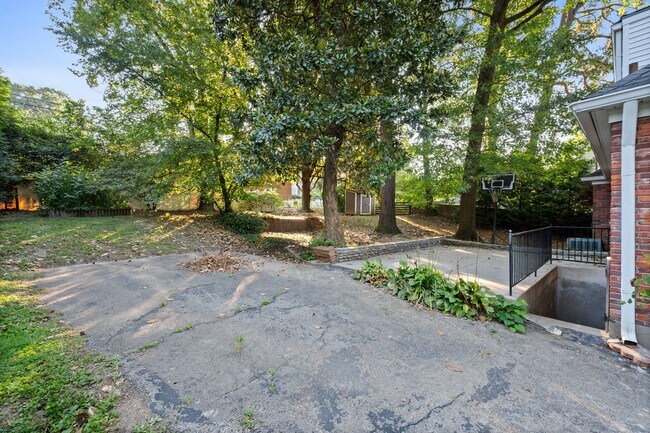 Building Photo - 3405 Hillvale Rd