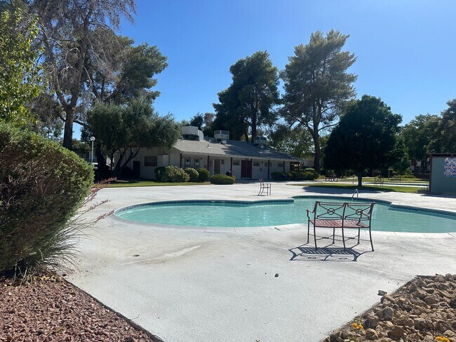 Building Photo - SE!!! Townhouse, Community Pool, Clubhouse...
