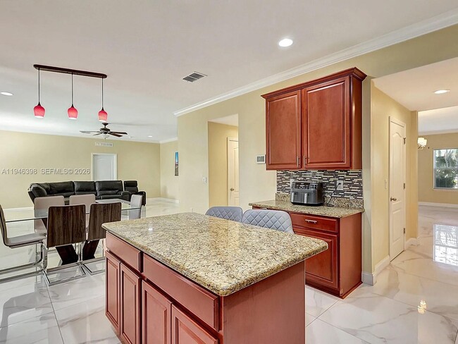 Building Photo - 1018 SW Eckard Ave