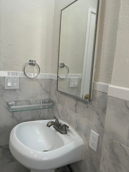 Building Photo - 245 W Elm Ave