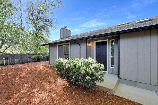 Building Photo - Updated 3 bedroom 2 bath house in a great ...