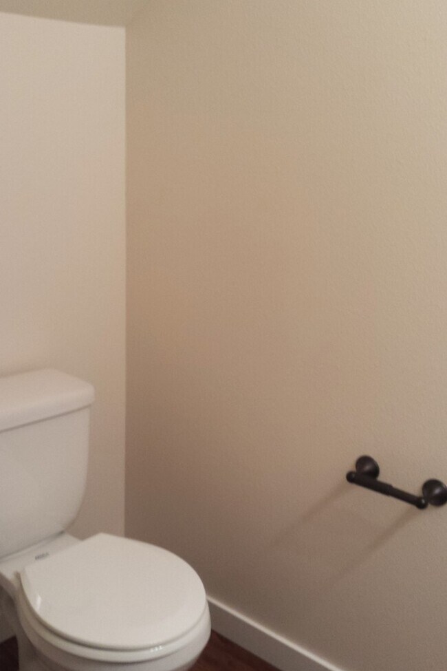 Building Photo - Spacious & Beautiful Home in Great Locatio...