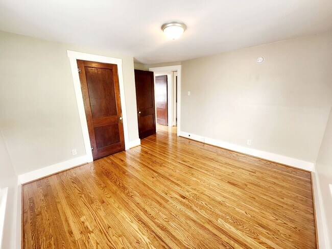 Building Photo - 3 Bed/2 Bath House Located in Suncrest Lawncare included - Available NOW