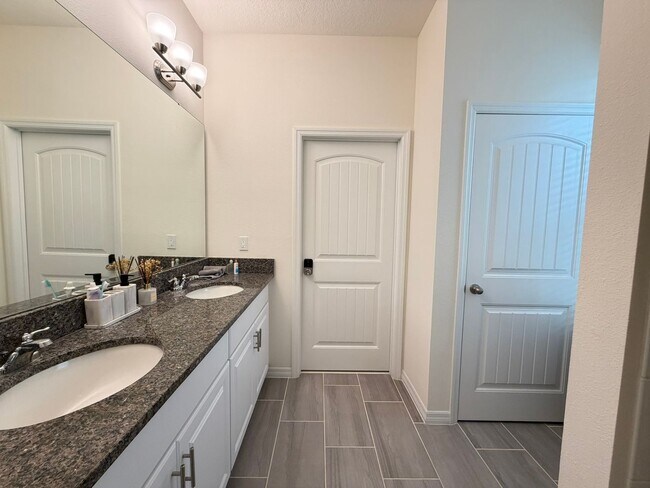 Building Photo - Perfect Home waiting for you! FULLY FURNISHED!