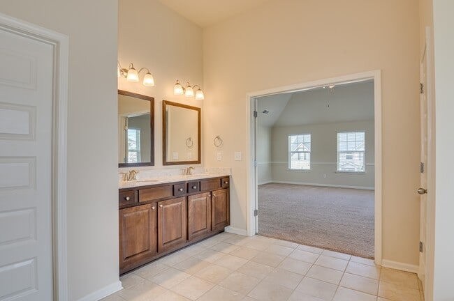 Building Photo - 5014 Vine Ln