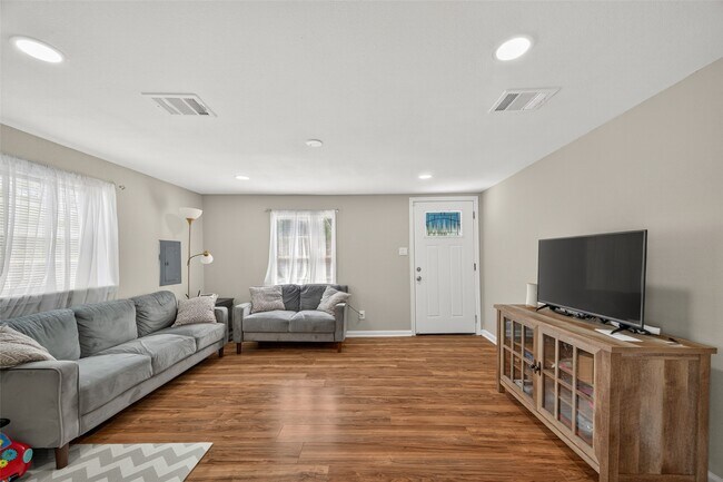 Building Photo - 223 E Melville Dr