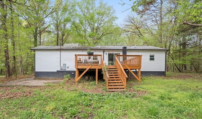 Building Photo - Nature Lovers 3 Bed 2 Bath Chapel Hill Ranch Available early August