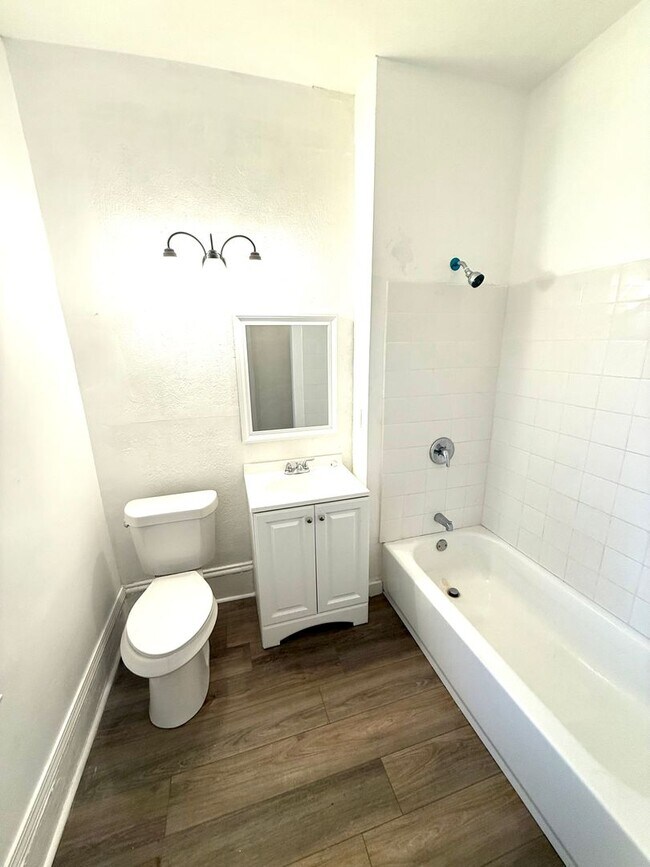 Building Photo - ** 2 Bed 2 bath located close to downtown ** Call 334-366-9198 to schedule a self tour