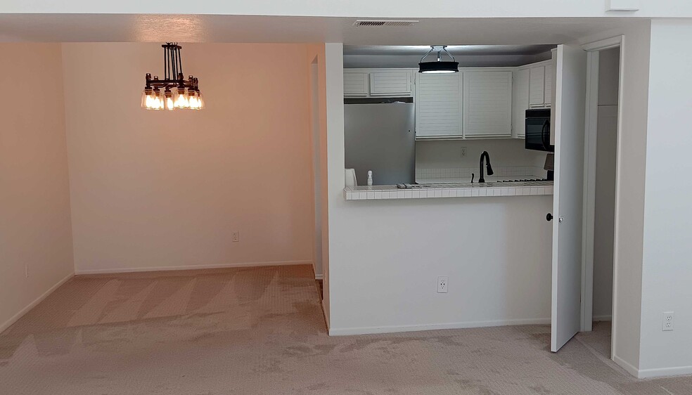 Building Photo - 24107 Del Monte Dr