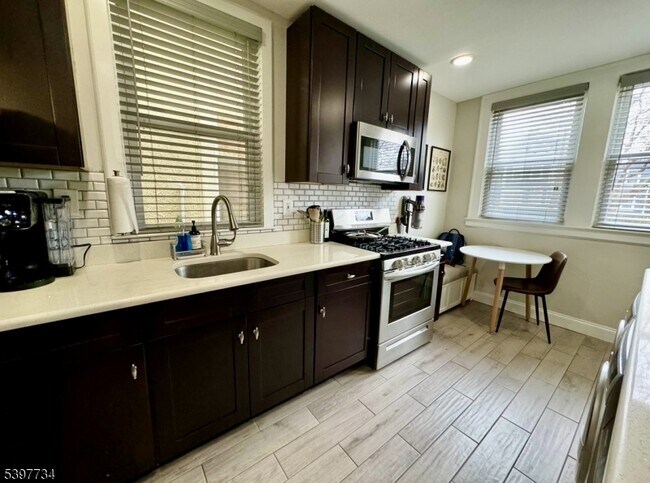 Building Photo - 10 Willowdale Ave