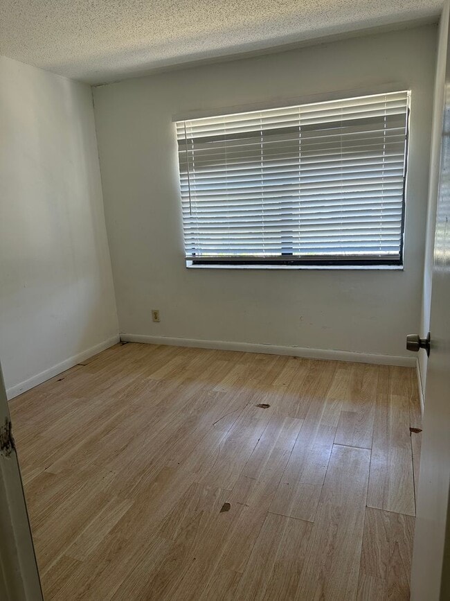 Building Photo - 931 SW 20th Ct