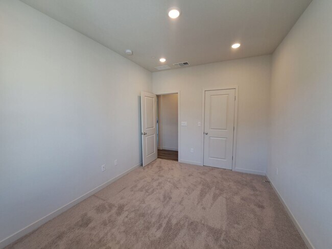 Building Photo - Beautiful, Almost New Home in Monte Verde ...