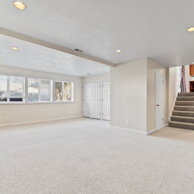 Building Photo - Large Murray 4 Bedroom Home