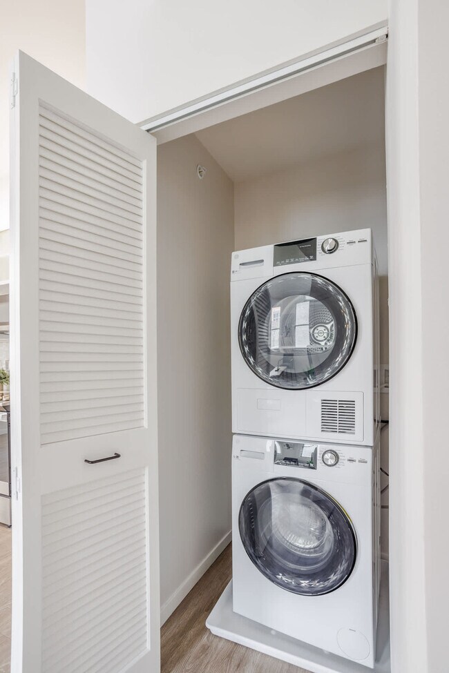 Building Photo - 9-JAN-JAN E 4th St