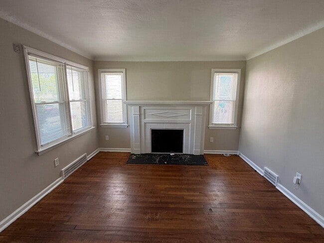Building Photo - Freshly Renovated 3-Bedroom Home – Quality...