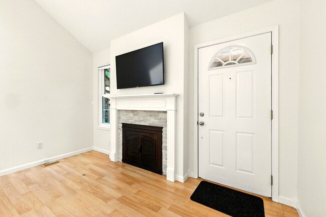 Building Photo - Gorgeous 3 Bed 2.5 Bath Townhome in Little...