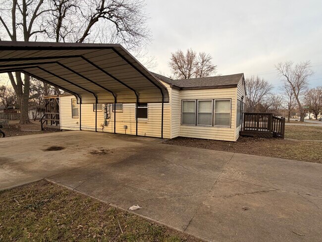 Building Photo - 900 S Mill St