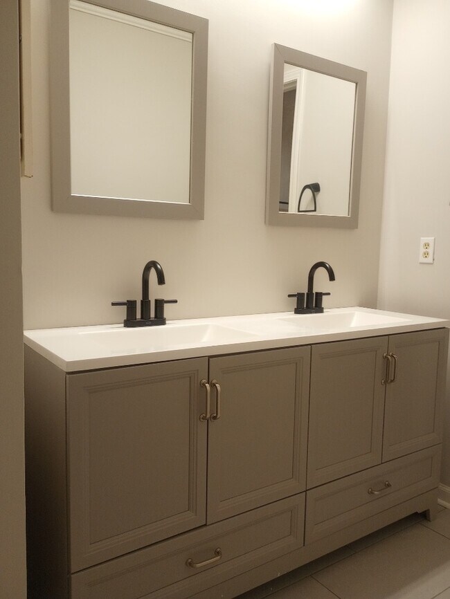 Building Photo - 3 Bedrooms 2.5 Bathrooms