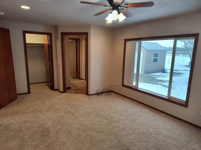 Building Photo - 5710 S Shore Dr