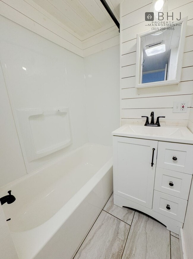 Building Photo - DOG FRIENDLY, 3 BED/ 1.5 BATH SINGLE FAMIL...