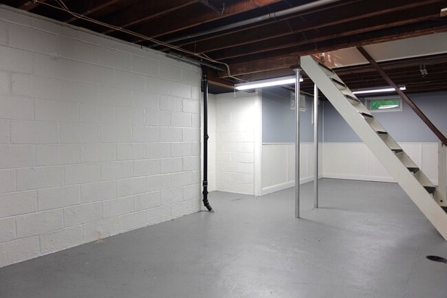 Building Photo - Newly Renovated 2 Bedroom