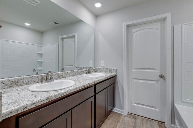 Building Photo - Free Rent Special with approved credit!  S...