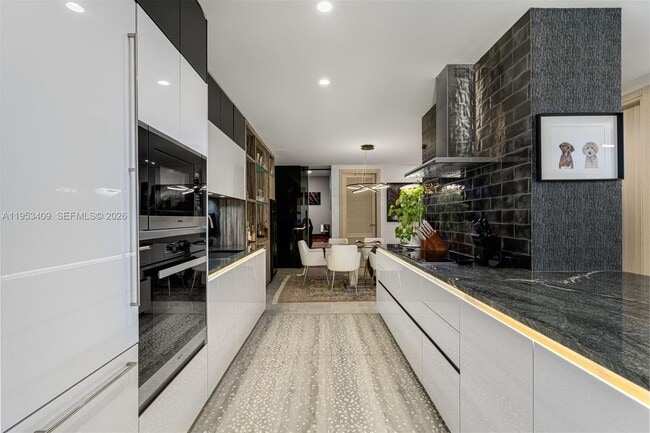 Building Photo - 1000 Brickell Plaza