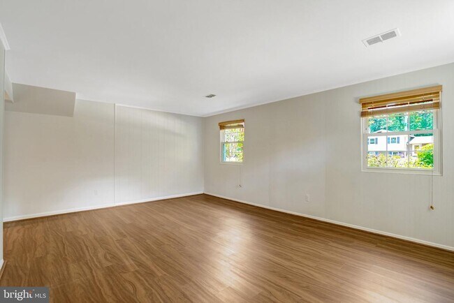 Building Photo - 8236 Governors Ct