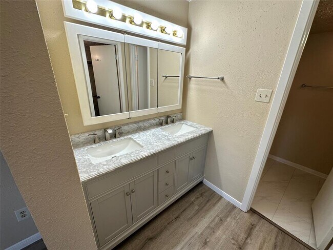 Building Photo - 9306 Bollingbrook Dr