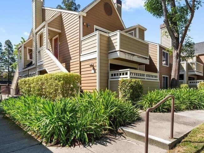 Building Photo - 120 Reflections Dr