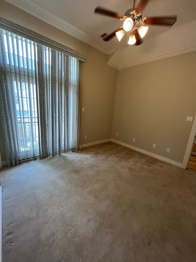 Building Photo - Wonderful 4/3.5 Townhome