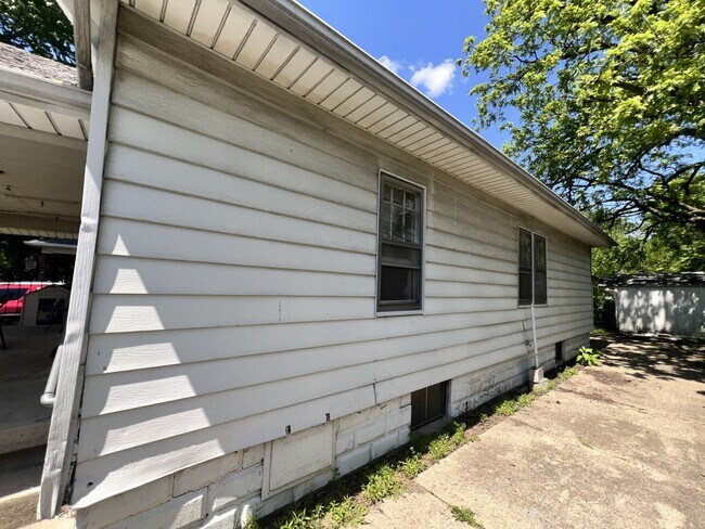 Building Photo - 1258 E Division St