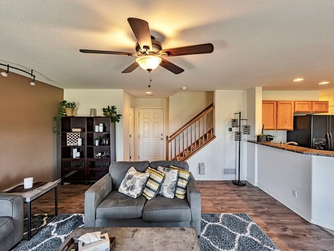 Building Photo - Spacious 3 Bedroom 2 1/2 Bath in Castle Rock!
