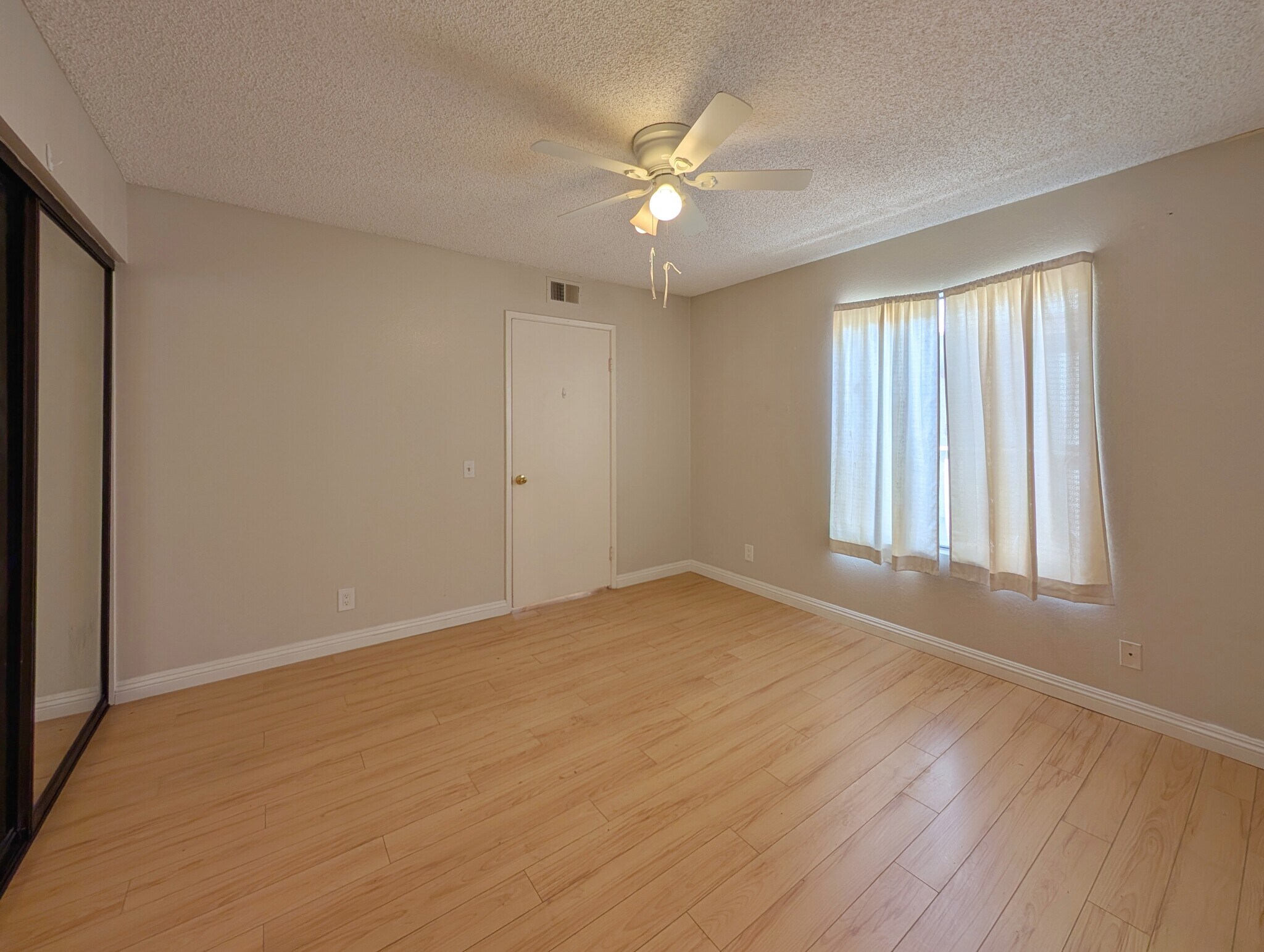 Building Photo - 4852 Cabana Dr