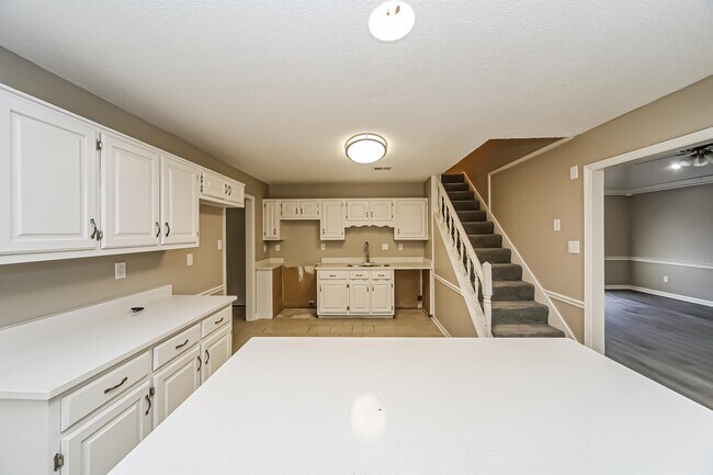 Building Photo - 6750 Lake Point Cir