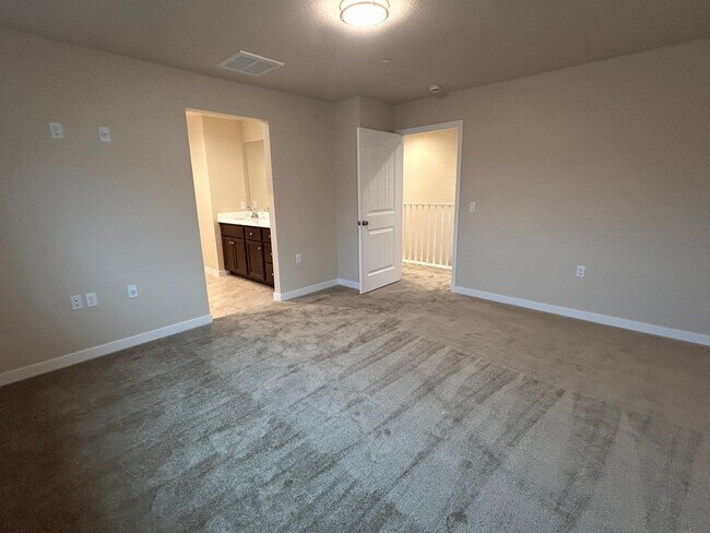 Building Photo - 479 Lemongrass St