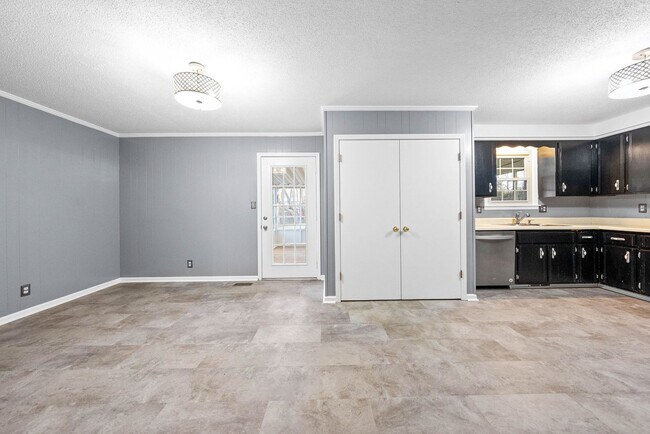 Building Photo - 3 Bedroom Home for Rent in St. B!