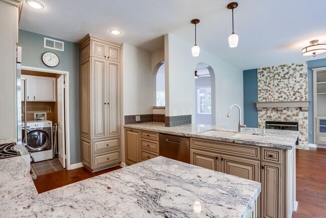 Building Photo - 3 Bedroom Home in Cul De Sac Available Now...