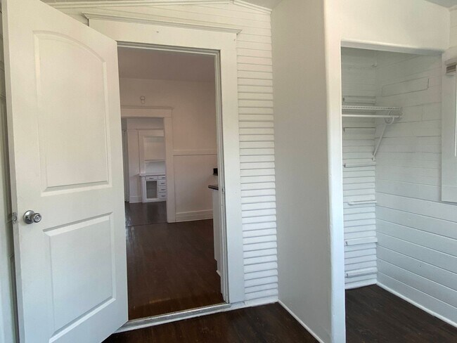 Building Photo - Two Bed, One Bath Apartment Located Downtown