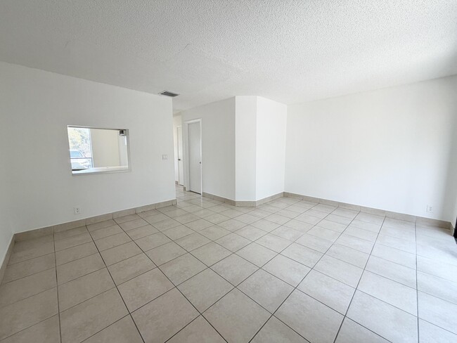 Building Photo - 799 Hill Dr