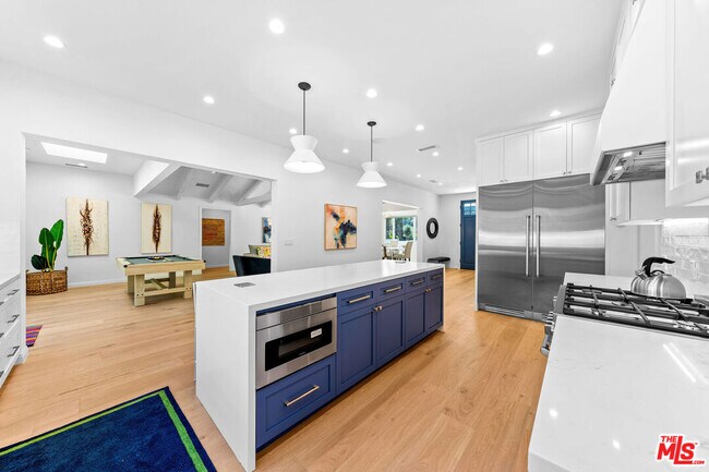 Building Photo - 530 S Bentley Ave