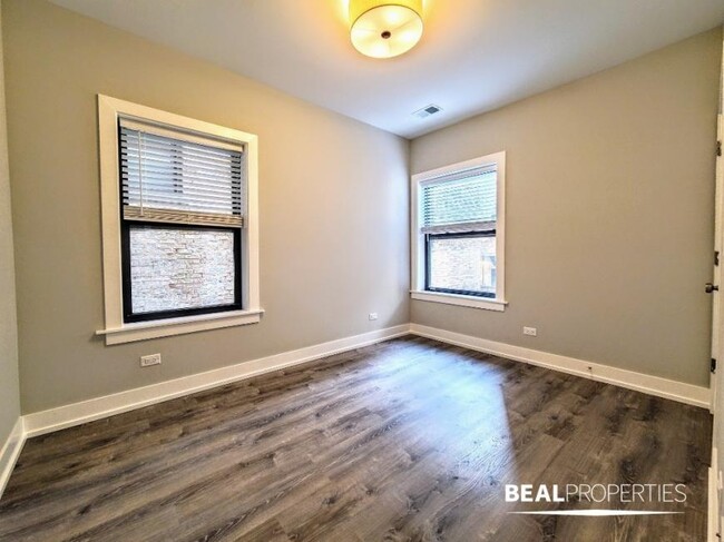 Building Photo - 3 bedroom in EVANSTON IL 60202