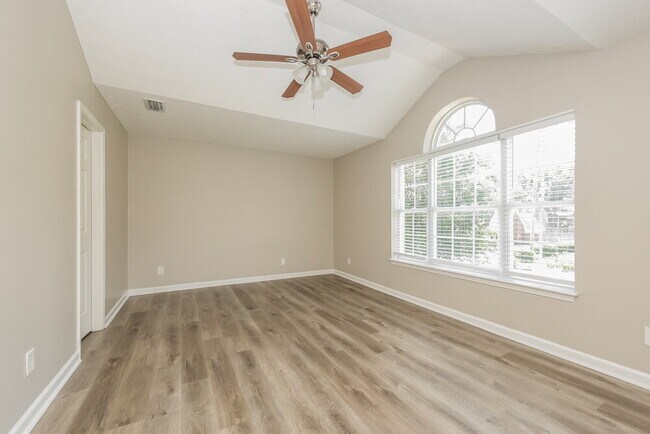 Building Photo - 200 Lake Forest Dr