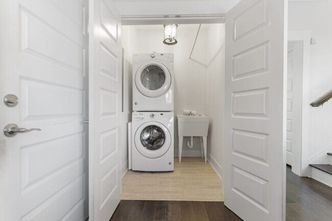 Building Photo - Luxurious 4-Bed Townhouse with Fireplace &...