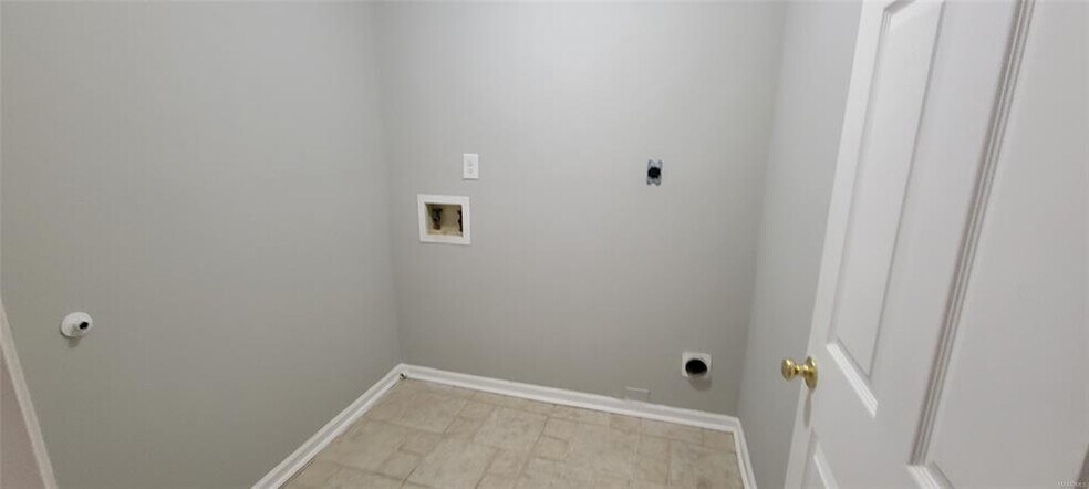 Building Photo - 135 Daffodil Dr