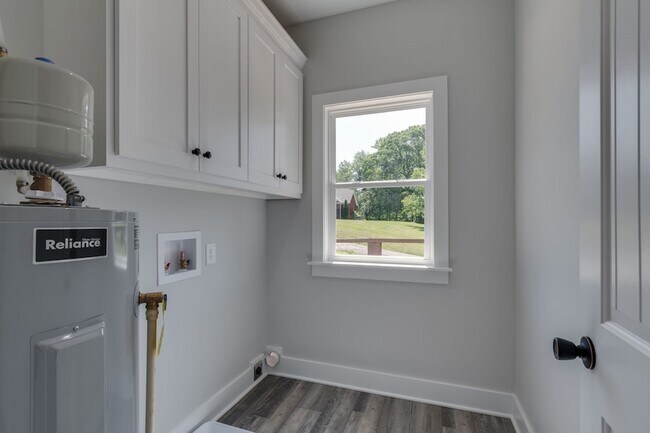 Building Photo - 37 Lakeview Dr