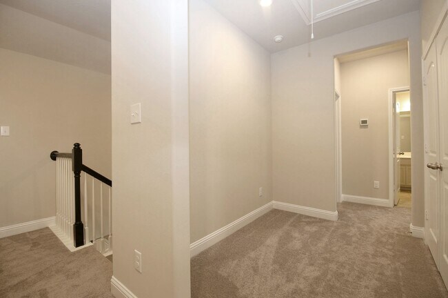 Building Photo - 8218 Oxbow Manor