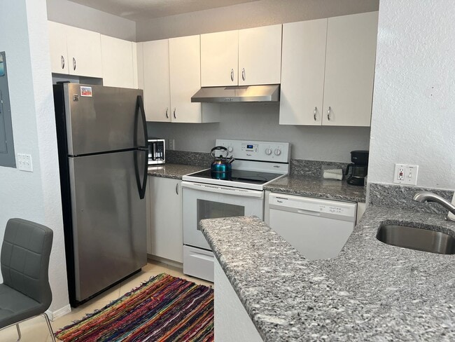 Building Photo - Annual Turnkey Ground floor Furnished Condo in downtown Sarasota