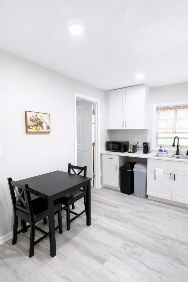 Building Photo - 807 Ave M SW