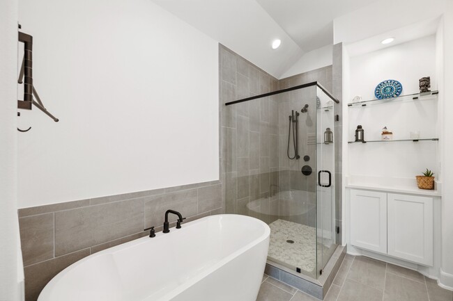 Building Photo - 817 W 19th St